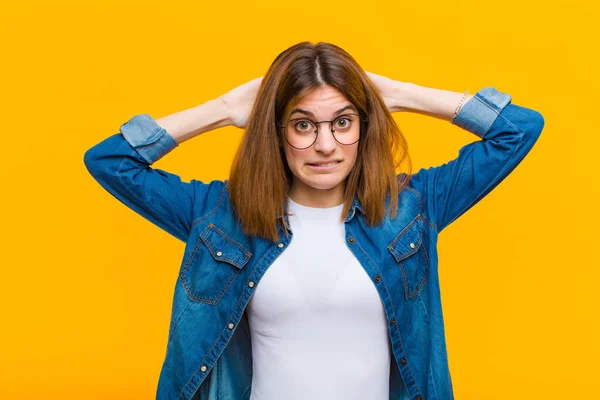 Ung Vacker Kvinna Känner Sig Stressad Orolig Orolig Eller Rädd — Stockfoto