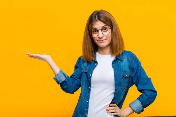 Jonge Mooie Vrouw Glimlachend Zelfverzekerd Succesvol Gelukkig Tonen Concept Idee — Stockfoto