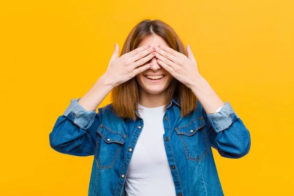 Jovem Mulher Bonita Sorrindo Sentindo Feliz Cobrindo Olhos Com Duas — Fotografia de Stock