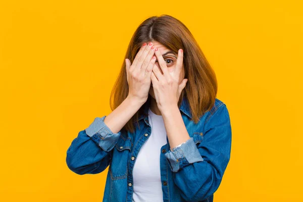 Jeune Jolie Femme Couvrant Visage Avec Les Mains Regardant Entre — Photo