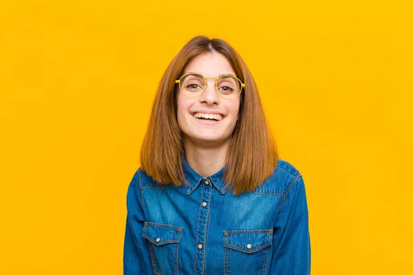 Jonge Mooie Vrouw Zoek Gelukkig Aangenaam Verrast Opgewonden Met Een — Stockfoto