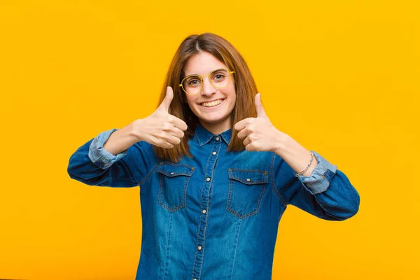 Νεαρή Όμορφη Γυναίκα Χαμογελά Γενικές Γραμμές Αναζητούν Ευτυχισμένη Θετική Αυτοπεποίθηση — Φωτογραφία Αρχείου