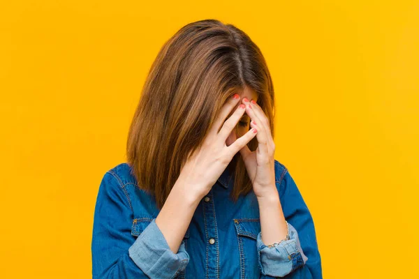 Ung Vacker Kvinna Täcka Ögon Med Händer Med Sorgsen Frustrerad — Stockfoto