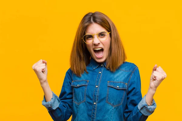 Jovem Bonita Mulher Gritando Agressivamente Com Uma Expressão Irritada Com — Fotografia de Stock