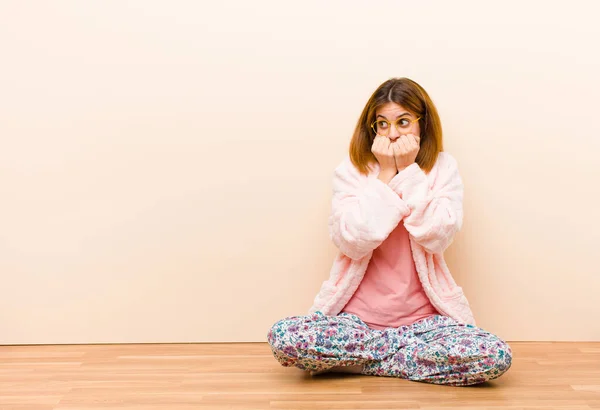 Νεαρή Γυναίκα Φορώντας Πιτζάμες Κάθεται Στο Σπίτι Αναζητούν Ανησυχούν Άγχος — Φωτογραφία Αρχείου