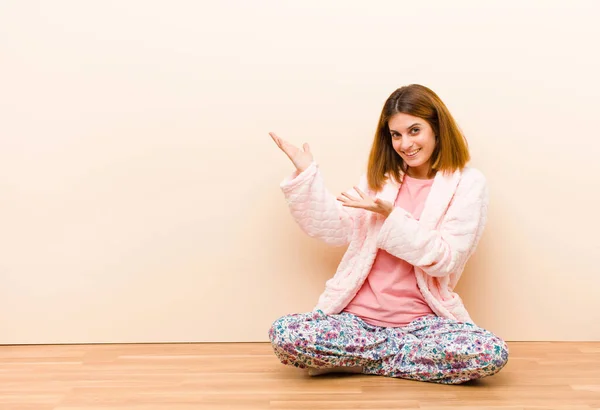 Mujer Joven Con Pijama Sentado Casa Sonriendo Con Orgullo Confianza — Foto de Stock