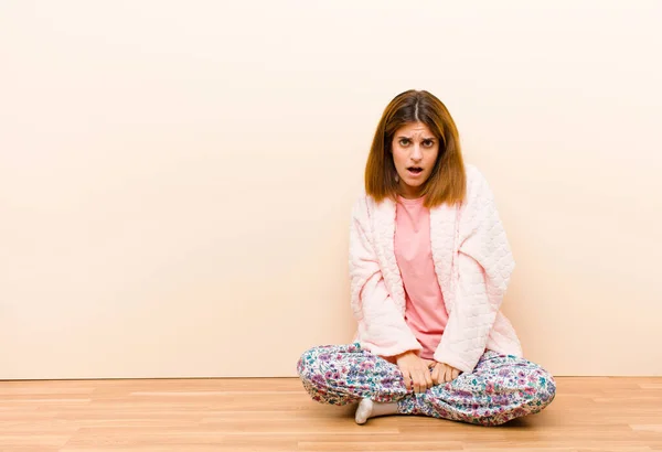 Mujer Joven Con Pijamas Sentada Casa Mirando Sorprendida Enojada Molesta —  Fotos de Stock