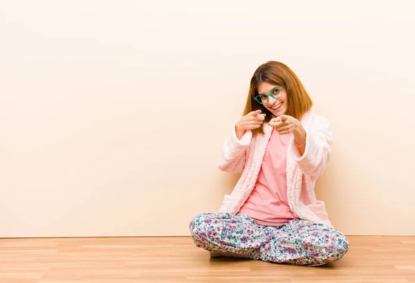 Joven Mujer Usando Pijamas Sentada Casa Sonriendo Con Una Actitud — Foto de Stock