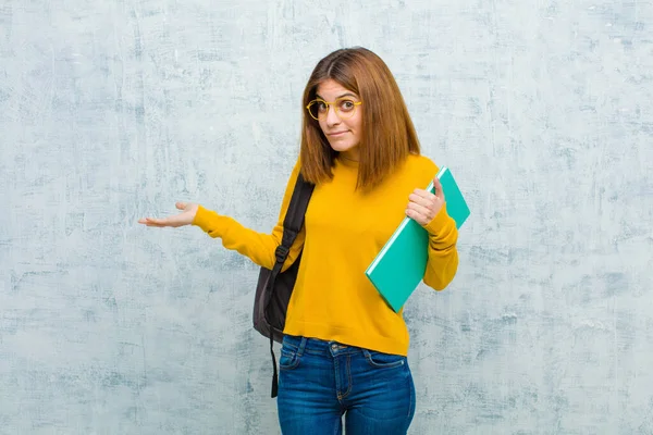 Jovem Estudante Mulher Olhando Confuso Confuso Estressado Perguntando Entre Diferentes — Fotografia de Stock