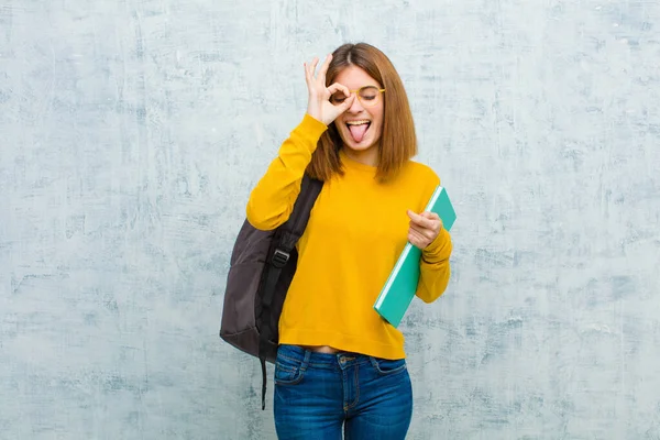 Jeune Étudiante Femme Souriant Joyeusement Avec Visage Drôle Plaisantant Regardant — Photo