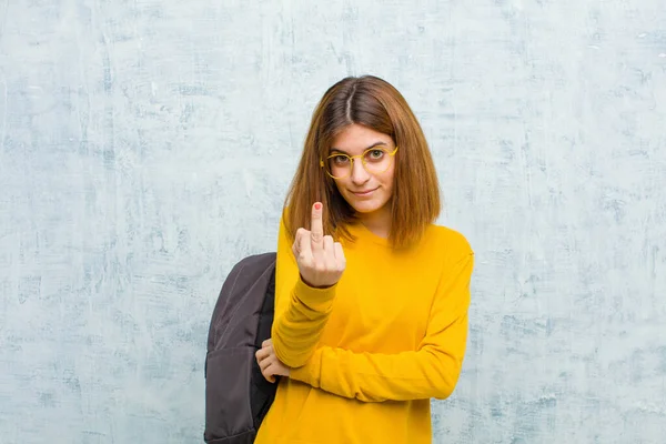 여학생 은화가 짜증이 반항적 공격적 가운데 손가락을 흔들며 배경으로 싸우고 — 스톡 사진