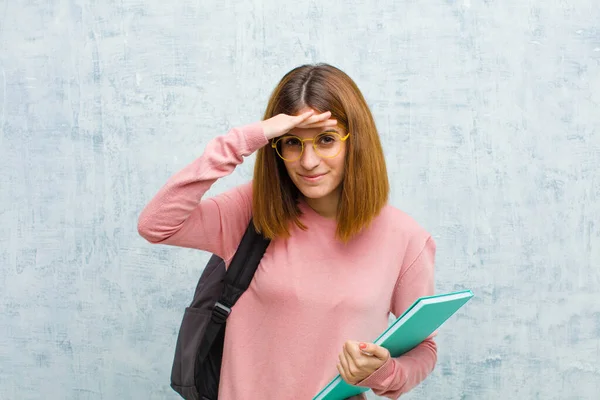 Jovem Estudante Mulher Olhando Desnorteado Surpreso Com Mão Sobre Testa — Fotografia de Stock