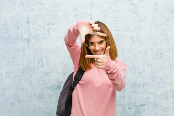 Junge Studentin Fühlt Sich Glücklich Freundlich Und Positiv Lächelt Und — Stockfoto