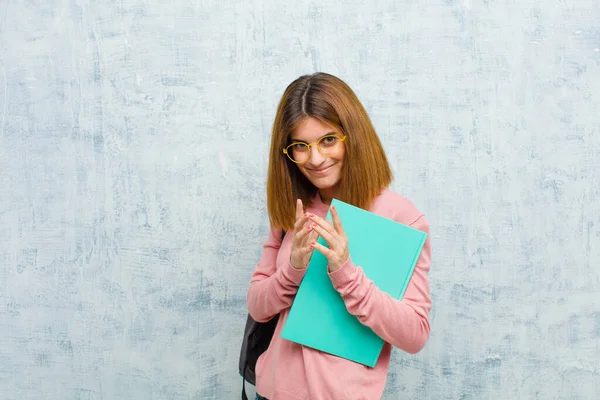 Ung Student Kvinna Känner Sig Stolt Busig Och Arrogant Samtidigt — Stockfoto