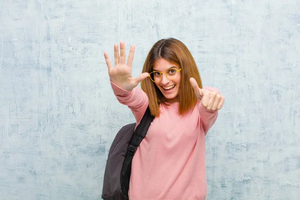 Junge Studentin Lächelt Und Sieht Freundlich Aus Zeigt Nummer Sechs — Stockfoto