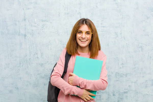 Joven Estudiante Mujer Buscando Como Feliz Orgulloso Satisfecho Triunfador Sonriendo — Foto de Stock