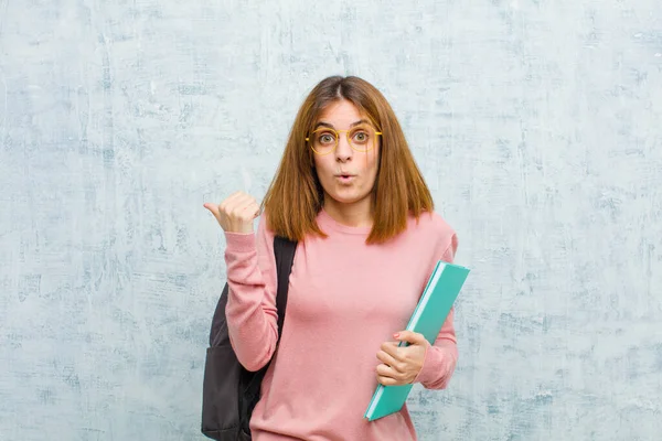 Joven Estudiante Mujer Mirando Asombrado Incredulidad Señalando Objeto Lado Diciendo —  Fotos de Stock