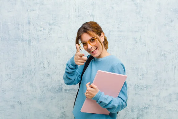 Jovem Estudante Mulher Sorrindo Com Uma Atitude Positiva Bem Sucedida — Fotografia de Stock