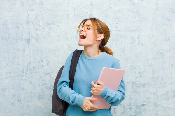 Młody Student Kobieta Krzyczy Wściekle Krzycząc Agresywnie Patrząc Zestresowany Zły — Zdjęcie stockowe