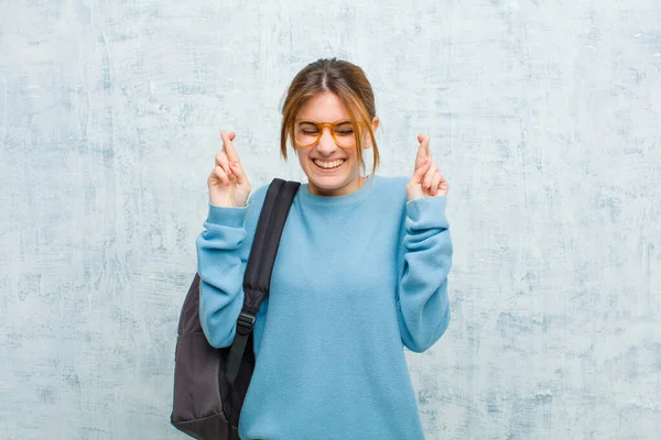 Junge Studentin Lächelt Und Drückt Ängstlich Beide Daumen Fühlt Sich — Stockfoto