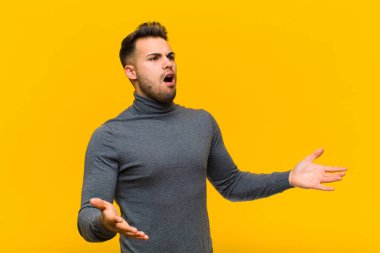 Genç İspanyol bir adam opera yapıyor ya da konserde şarkı söylüyor. Romantik, sanatsal ve turuncu duvara karşı tutkulu.