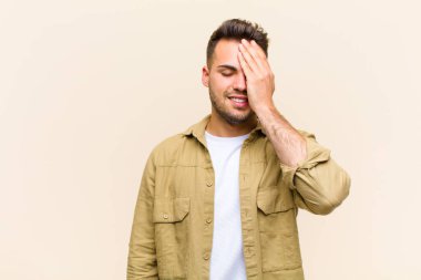 Genç İspanyol adam gülüyor ve alnına şaplak atıyor. Unuttum ya da izole edilmiş bir geçmişe karşı yaptığım aptalca bir hataydı. 