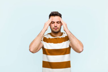 Genç İspanyol adam konsantre, düşünceli ve ilham verici görünüyor, beyin fırtınası yapıyor ve hayal ediyor.