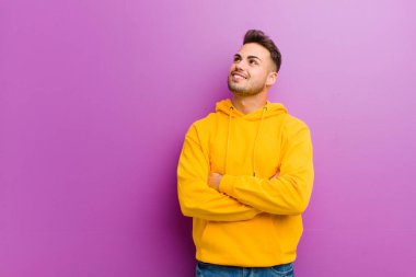 Mor arka planda sıradan görünüşlü genç bir İspanyol.