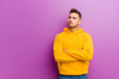 Mor arka planda sıradan görünüşlü genç bir İspanyol.