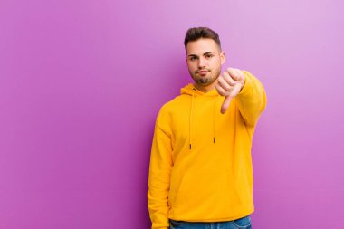 Mor arka planda sıradan görünüşlü genç bir İspanyol.