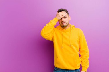 Mor arka planda sıradan görünüşlü genç bir İspanyol.