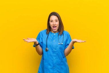 Mutlu, heyecanlı, şaşırmış ya da şok olmuş, gülümseyen ve şaşırmış hissediyorum.