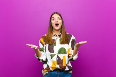 Genç ve güzel bir kadın son derece şok ve şaşırmış, endişeli ve paniklemiş hissediyor, stresli ve dehşete kapılmış bir bakışla mor arka planda