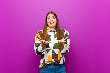 Genç ve güzel bir kadın umutsuz ve hayal kırıklığına uğramış görünüyor, stresli, mutsuz ve sinirli, bağırıyor ve çığlık atıyor.