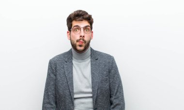 Genç yönetici dudaklarını birbirine bastırıyor, tatlı, eğlenceli, mutlu, sevimli bir yüz ifadesiyle, beyaz duvara öpücük yolluyor.