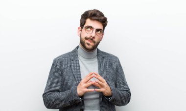 Genç yönetici entrika çeviriyor, komplo kuruyor, üçkağıtçılık ve hilekarlık yapıyor, kurnazlık yapıyor ve beyaz duvara ihanet ediyor.