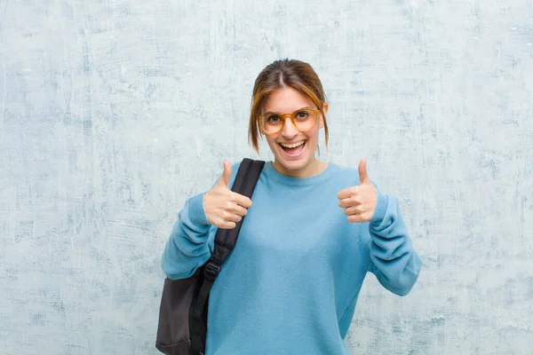 Junge Studentin Lächelt Breit Und Sieht Glücklich Positiv Selbstbewusst Und — Stockfoto