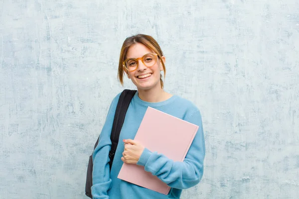 Jovem Estudante Mulher Sorrindo Alegre Casualmente Com Uma Expressão Positiva — Fotografia de Stock