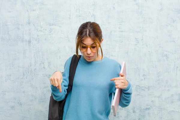 Ung Student Kvinna Känsla Chockad Öppen Mun Och Förvånad Tittar — Stockfoto