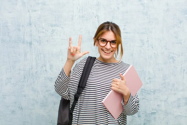 Młody Student Kobieta Uczucie Szczęśliwy Zabawa Pewność Siebie Pozytywne Buntownicze — Zdjęcie stockowe