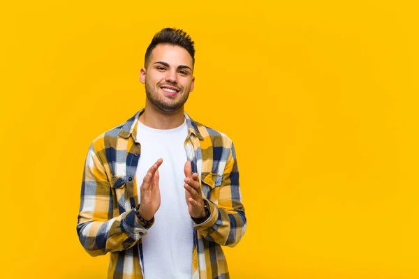 Junger Hispanischer Mann Fühlt Sich Glücklich Und Erfolgreich Lächelt Und — Stockfoto