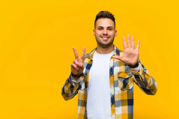 Junger Hispanischer Mann Lächelt Und Schaut Freundlich Zeigt Nummer Sieben — Stockfoto