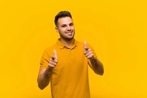 Jovem Hispânico Sorrindo Com Uma Atitude Positiva Bem Sucedida Feliz — Fotografia de Stock