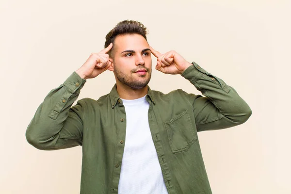 Jeune Homme Hispanique Sentant Confus Douteux Concentrant Sur Une Idée — Photo