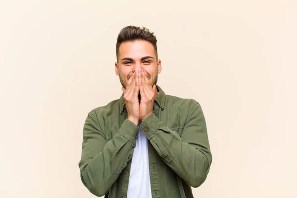 Jovem Hispânico Homem Olhando Feliz Alegre Sortudo Surpreendido Cobrindo Boca — Fotografia de Stock