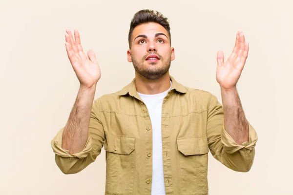 Ung Latinamerikansk Man Känner Sig Glad Förvånad Lycklig Och Förvånad — Stockfoto