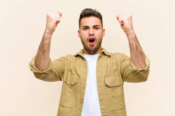 Giovane Uomo Ispanico Che Celebra Successo Incredibile Come Vincitore Guardando — Foto Stock