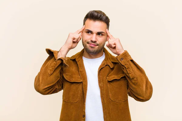 Joven Hispano Mirando Concentrado Pensando Una Idea Imaginando Una Solución — Foto de Stock