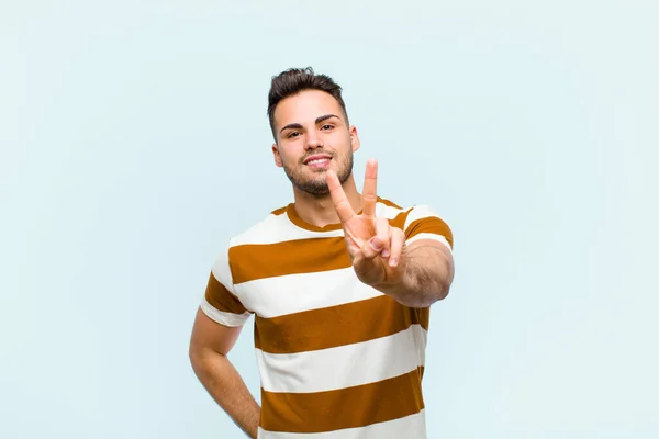 Ung Latinamerikansk Man Ler Och Ser Glad Bekymmerslös Och Positiv — Stockfoto