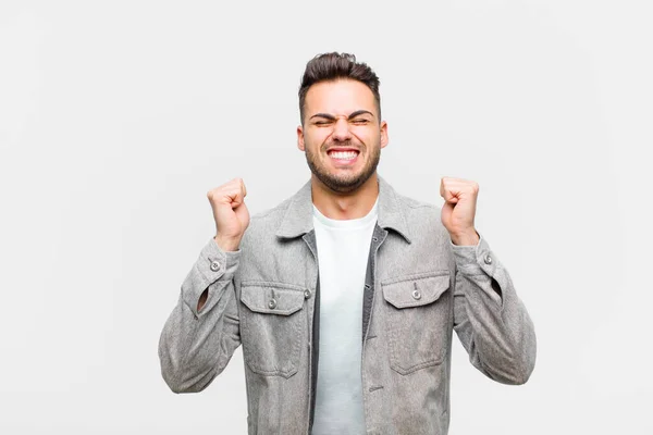 Ung Latinamerikansk Man Ser Extremt Glad Och Förvånad Firar Framgång — Stockfoto